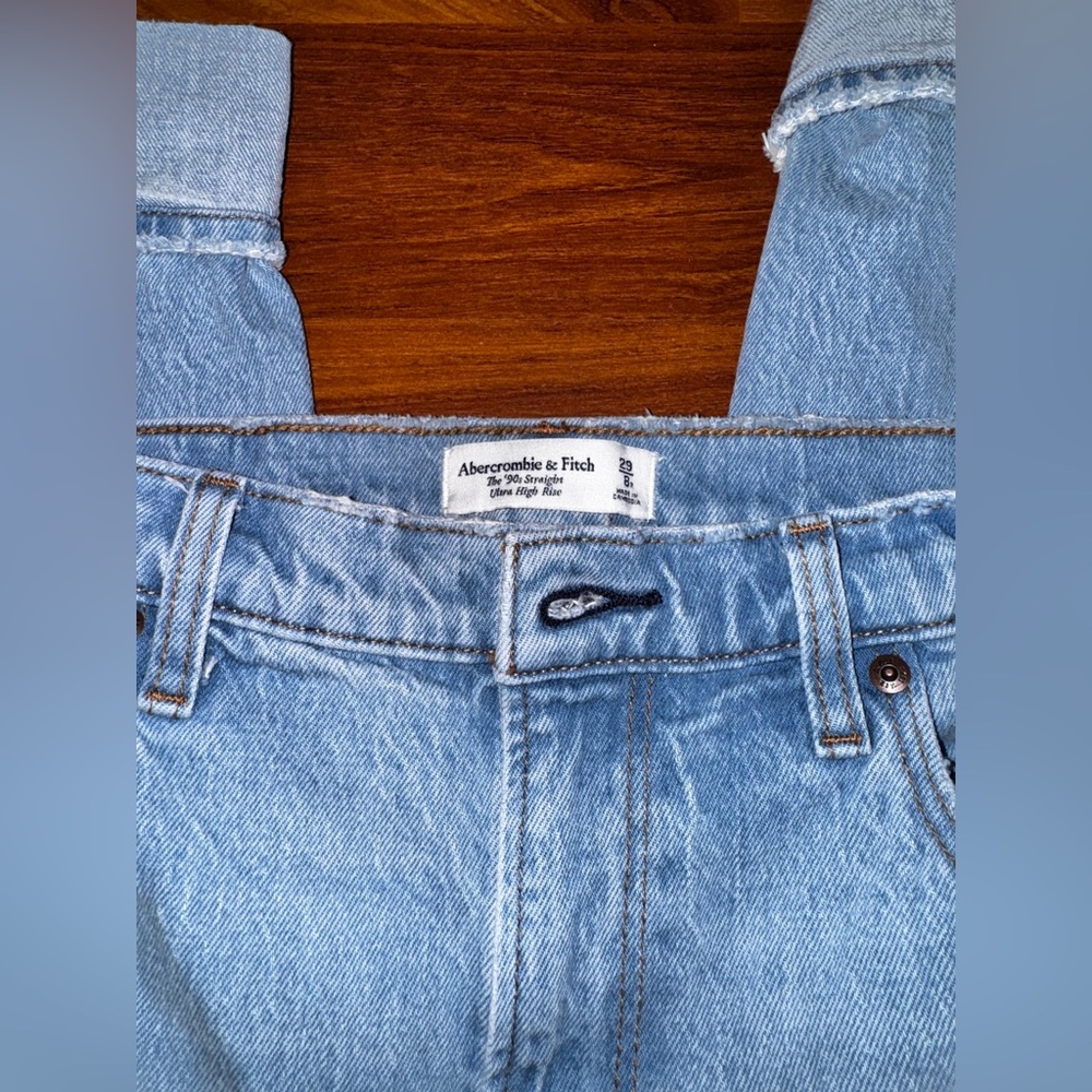 Abercrombie & Fitch 90s Straight Ultra High Rise Light Wash Jeans - Picture 2 of 5